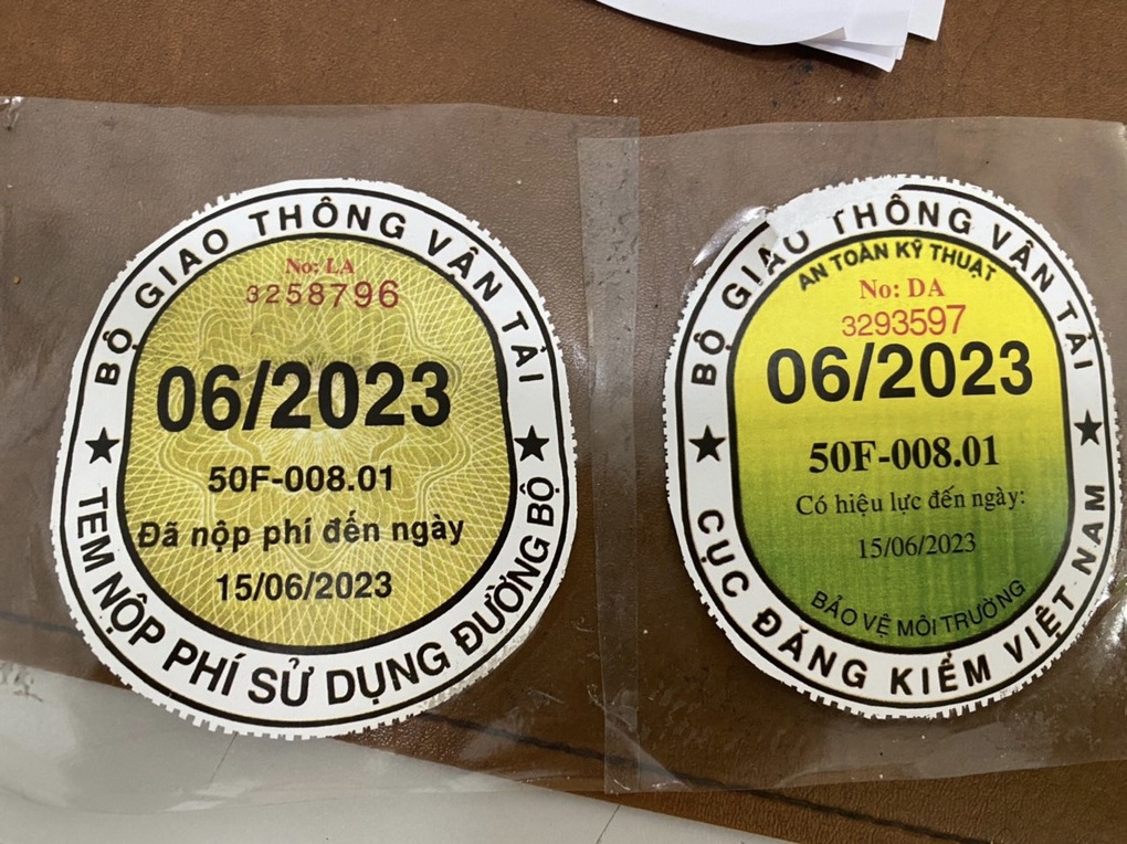 Xe khách 43 chỗ nhồi 73 người, dùng tem kiểm định giả - 2 Xe khách 43 chỗ nhồi 73 người, dùng tem kiểm định giả - 2