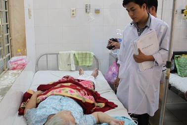 Nổ bình gas lúc nấu ăn, 3 bà cháu bỏng nặng