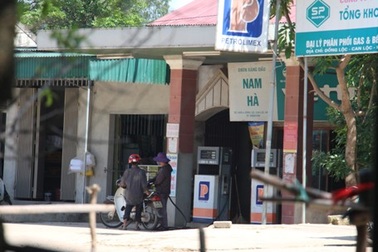 "Bom xăng" giữa khu dân cư: Khó xử phạt vì tiền phạt quá lớn (!?)