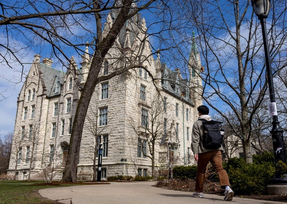 Đại học Harvard và các trường danh tiếng của Mỹ đang lao đao thế nào? - 9