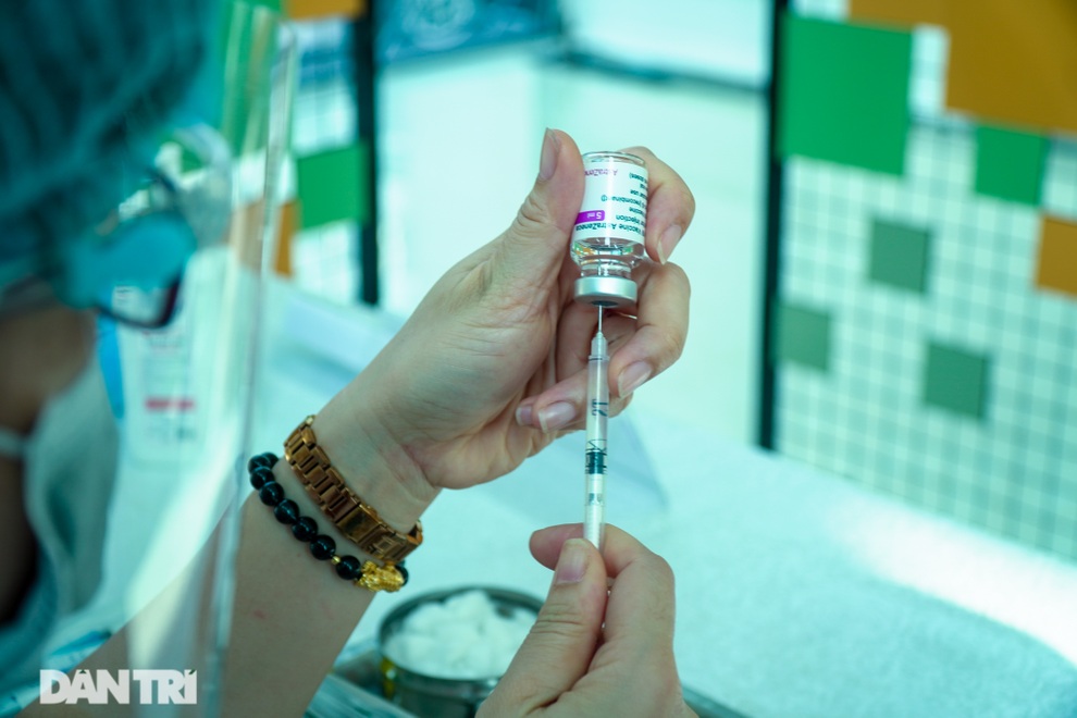 Phó Thủ tướng Vũ Đức Đam kiểm tra tiêm chủng ngừa Covid-19 ở quận Cầu Giấy - 2 Phó Thủ tướng Vũ Đức Đam kiểm tra tiêm chủng ngừa Covid-19 ở quận Cầu Giấy - 2