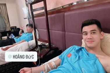 Tuyển Việt Nam di chuyển 12 tiếng, Tiến Linh và Hoàng Đức phải truyền nước