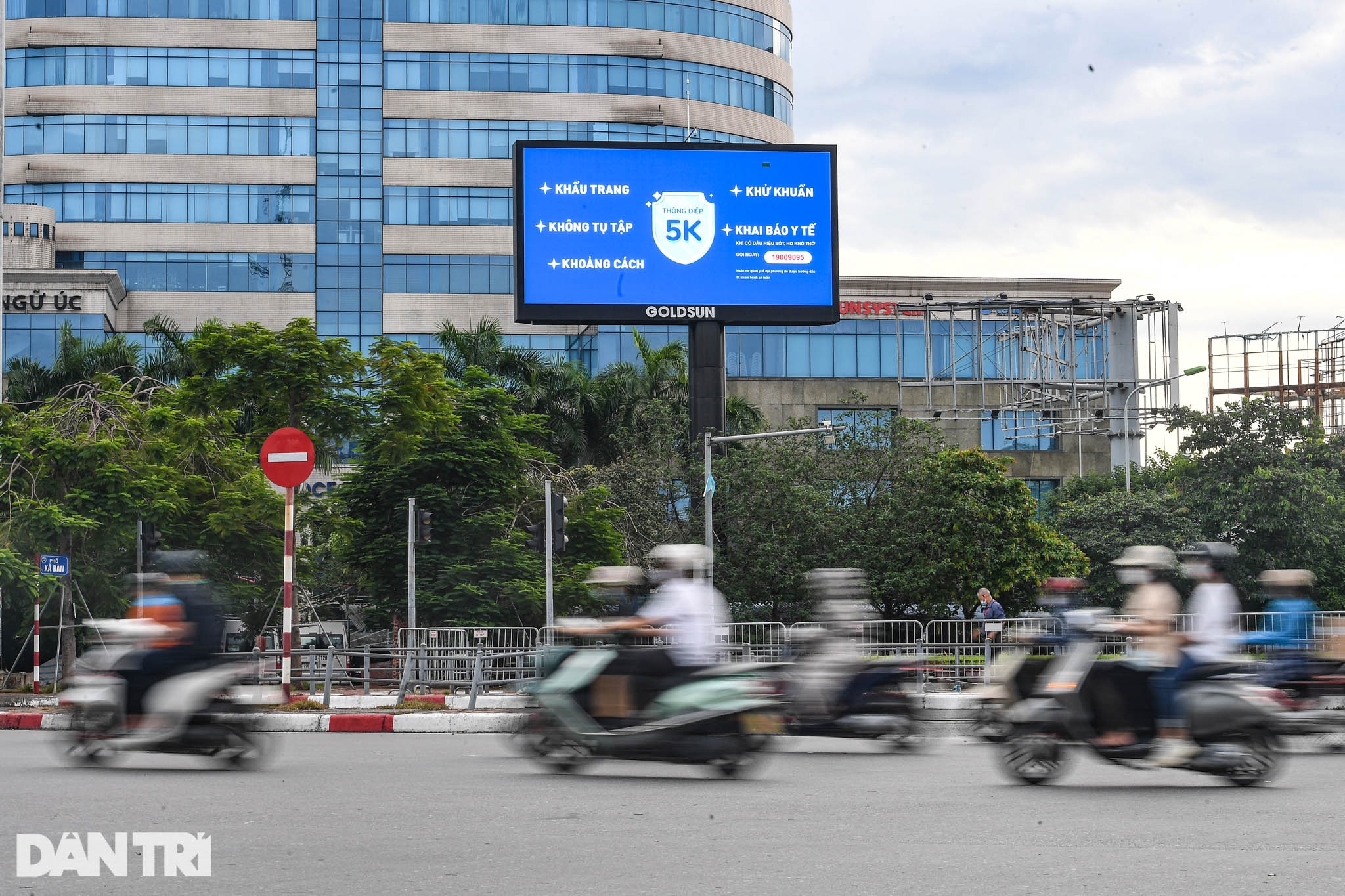 Đường phố Hà Nội bất ngờ đông đúc trở lại - 15 Đường phố Hà Nội bất ngờ đông đúc trở lại - 15