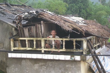 Ít nhất 15 người chết và mất tích sau bão 