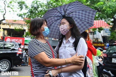 Điểm nhấn kỳ thi lớp 10 Hà Nội: Sĩ tử "đội mưa" và những cái ôm xúc động