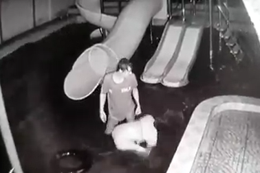 Chồng đánh vợ tàn nhẫn, liên tục quăng quật, dìm đầu vợ xuống nước