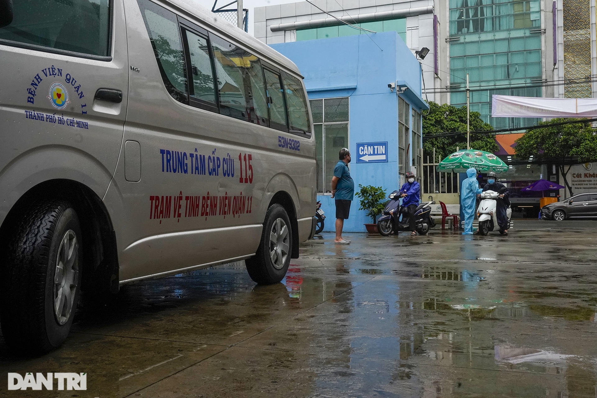 Người dân TPHCM đội mưa lớn đi tiêm vắc xin ngừa Covid-19 đợt 5 - 1 Người dân TPHCM đội mưa lớn đi tiêm vắc xin ngừa Covid-19 đợt 5 - 1