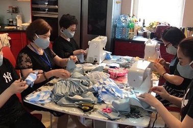 Người Việt tại Séc may khẩu trang phát tặng chống dịch Covid-19