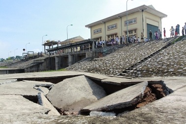 Sạt lở nghiêm trọng tại cụm công trình đầu mối Tắc Giang  