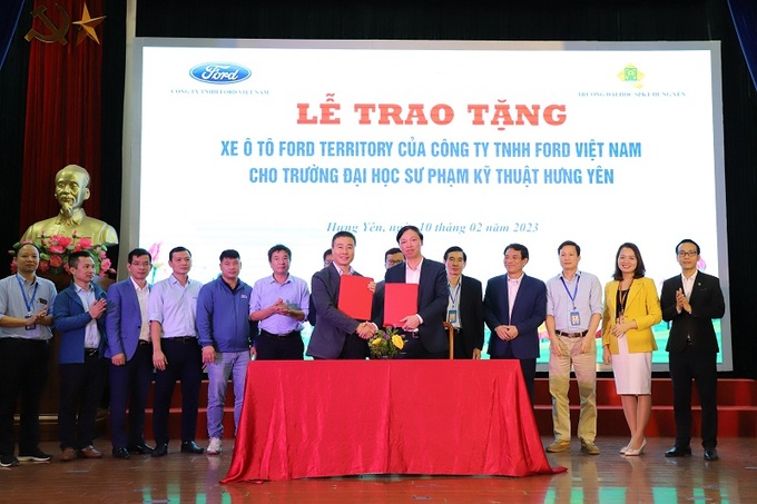 Trao tặng Teritory tại trường sư phạm kỹ thuật