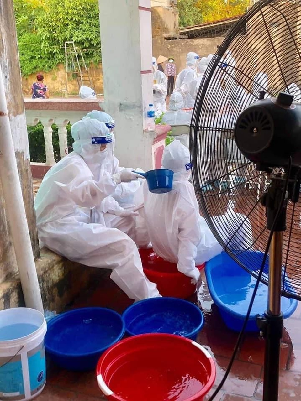 Thương cảm hình ảnh y bác sĩ dội nước đá lên người làm mát tại Bắc Giang  - 4