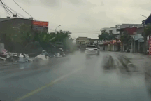 Lao như tên bắn giữa trời mưa, ô tô đâm vào người đi xe máy rồi lật ngửa