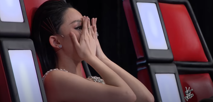 Hương Giang chất vấn Tóc Tiên: Chị có thật sự chuyên nghiệp khi bật khóc trên ghế nóng The Voice? - Ảnh 7. Hương Giang chất vấn Tóc Tiên: Chị có thật sự chuyên nghiệp khi bật khóc trên ghế nóng The Voice? - Ảnh 7.