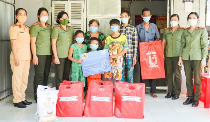 Hội Phụ nữ Công an thành phố Cần Thơ tặng quà cho trẻ em mồ côi cha, mẹ bị ảnh hưởng dịch Covid-19