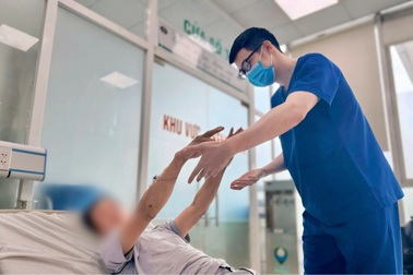 Làm việc dưới trời nắng người đàn ông co cứng, tự cắn lưỡi