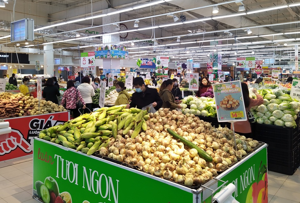 Người dân đổ xô đi mua đồ tích trữ phòng dịch corona, kệ hàng rau củ quả “cháy hàng” - 1 Người dân đổ xô đi mua đồ tích trữ phòng dịch corona, kệ hàng rau củ quả “cháy hàng” - 1