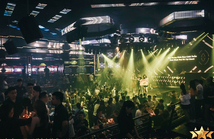 Hà Nội: Đột kích quán bar Star 3 Club, gần 200 thanh niên bị đưa về trụ sở công an - Ảnh 1. Hà Nội: Đột kích quán bar Star 3 Club, gần 200 thanh niên bị đưa về trụ sở công an - Ảnh 1.