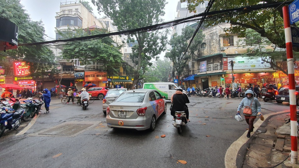 Nhân viên phố vàng ngồi lướt điện thoại, người trông xe cả sáng được 2 chiếc - 1