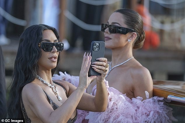 Chị em Kim Kardashian mặc hở bạo, bị chê cười tại tiệc cưới tỷ phú - 6 Chị em Kim Kardashian mặc hở bạo, bị chê cười tại tiệc cưới tỷ phú - 6