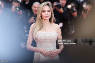 Angelina Jolie đẹp dịu dàng như nàng thơ tại LHP Cannes 2025 - 1