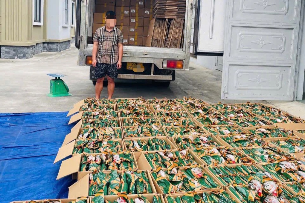 Thu giữ hơn 5,3 tấn chân gà rút xương không rõ nguồn gốc - 1 Thu giữ hơn 5,3 tấn chân gà rút xương không rõ nguồn gốc