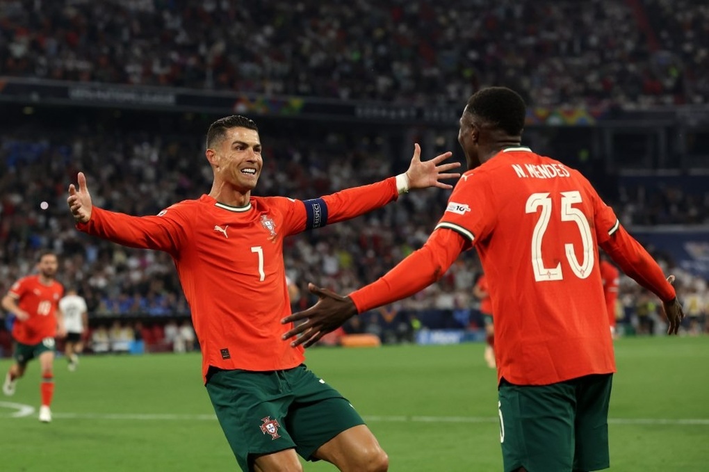 Ronaldo បង្កើតប្រវត្តិសាស្ត្រក្រោយជួយព័រទុយហ្គាល់បំបាក់អាល្លឺម៉ង់ - ២ Ronaldo đi vào lịch sử sau khi giúp tuyển Bồ Đào Nha đánh bại Đức - 2