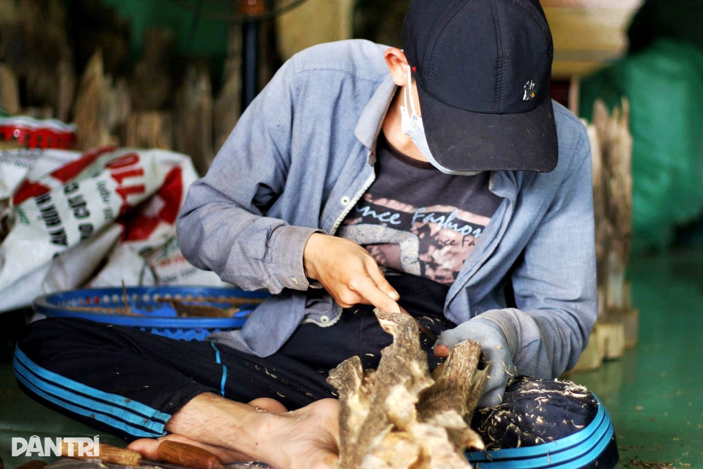 Kỳ công nghề xoi trầm, trật tay là mất tiền... chục triệu như chơi - 3 Kỳ công nghề xoi trầm, trật tay là mất tiền... chục triệu như chơi - 3