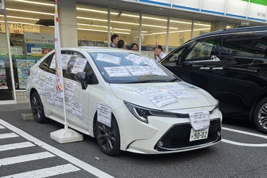 Bùng nổ tranh cãi về chiếc Toyota đỗ nhiều ngày trước cửa hàng tiện lợi
