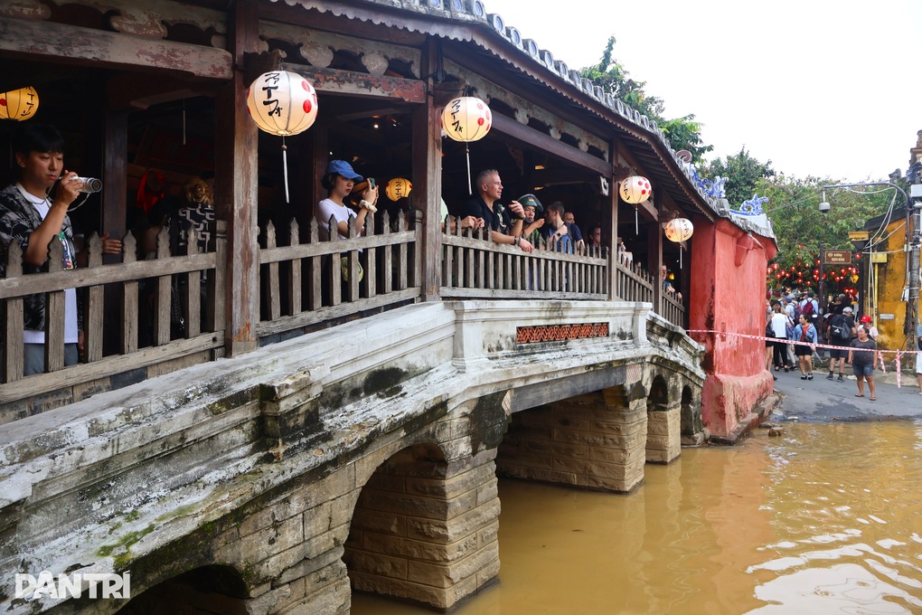 Chiêu độc lạ thu hút du khách khi nước lụt về - 3 Chiêu độc lạ thu hút du khách khi nước lụt về - 3