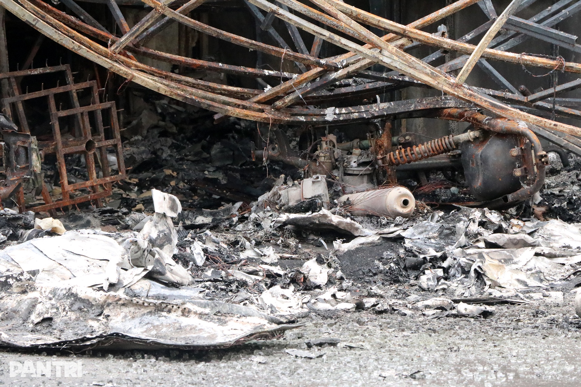 Cháy cửa hàng quần áo: 3 tiếng nổ vang lên, người vợ khản cổ kêu cứu chồng - 6