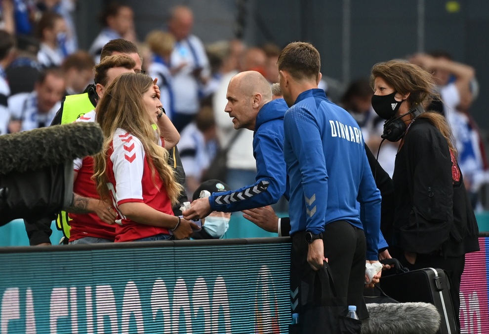 Vợ Eriksen trải qua những khoảnh khắc kinh hoàng trên sân Parken - 1 Vợ Eriksen trải qua những khoảnh khắc kinh hoàng trên sân Parken - 1