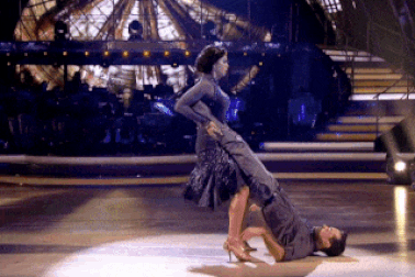 Nữ vũ công nâng đỡ cả thân người bạn nhảy trên… giày cao gót