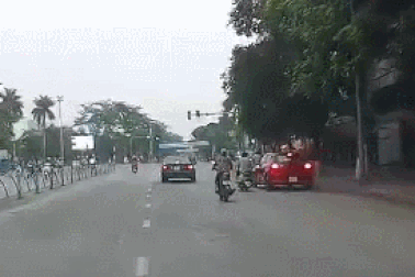 Chen vào làn xe máy để vượt, nữ tài xế gây tai nạn