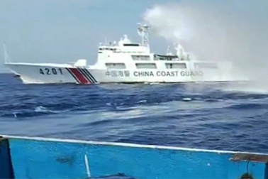 Ngư dân trình báo bị tàu nước ngoài truy đuổi, xịt vòi rồng