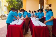 Hàng nghìn suất cơm nghĩa tình đến với bà con trong khu cách ly
