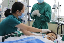 Xuyên đêm phẫu thuật cứu bệnh nhân bị xe lu cán qua người