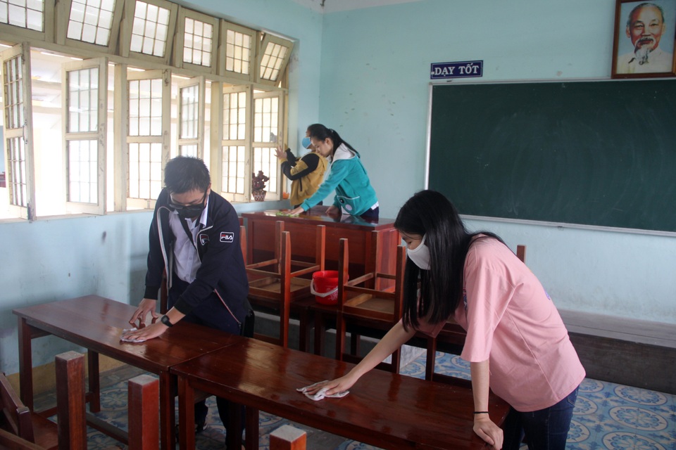 Phú Yên: Các trường khẩn trương dọn vệ sinh để đón học sinh tới lớp - 3 Phú Yên: Các trường khẩn trương dọn vệ sinh để đón học sinh tới lớp - 3
