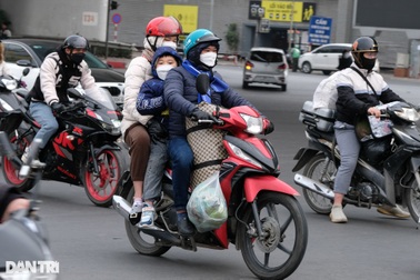 Người dân nườm nượp đổ về Thủ đô sau nghỉ Tết, cửa ngõ phía Nam ùn tắc