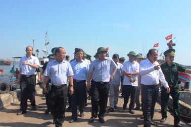 Phó Thủ tướng Trương Hòa Bình thăm ngư dân Quảng Bình