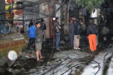 Người dân hoảng hồn vì cháy cột điện   
