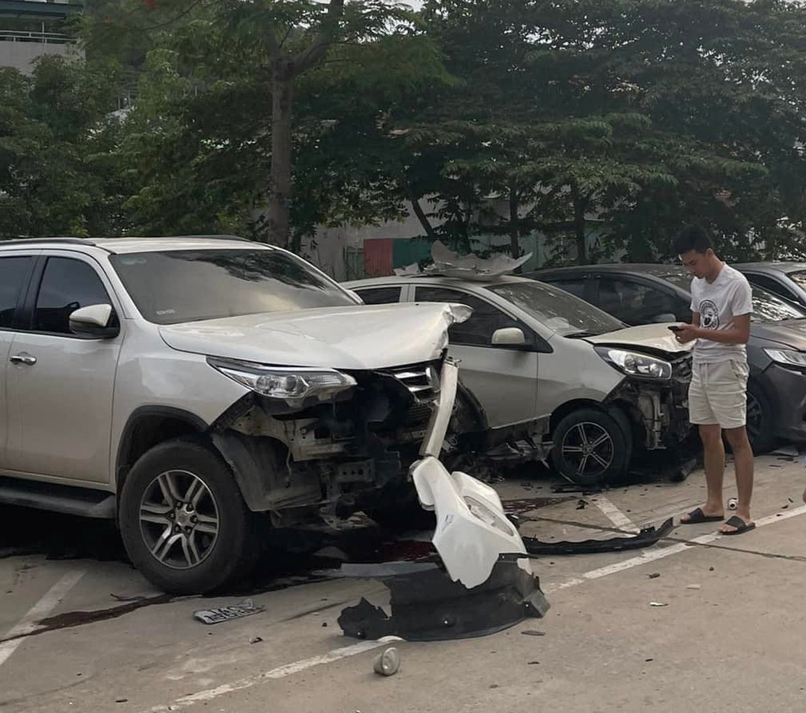 Hàng chục ô tô đỗ bên đường bị xe bán tải róc toạc đầu - 2