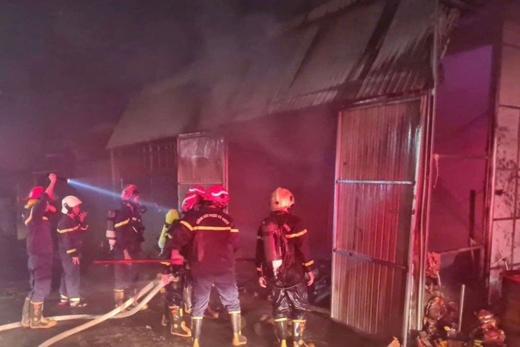 Hỏa hoạn thiêu rụi cửa hàng vàng mã - 1 Hỏa hoạn thiêu rụi cửa hàng vàng mã - 1