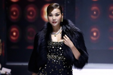 Thanh Hằng, Hoàng Thùy sải bước tự tin tại "Tuần lễ Thời trang Quốc tế"