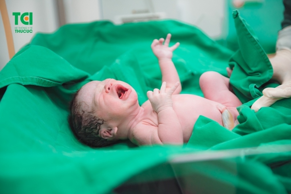 Cứu nguy kịp thời thai nhi bị dây rốn quấn cổ 3 vòng, suy thai - 2 Cứu nguy kịp thời thai nhi bị dây rốn quấn cổ 3 vòng, suy thai - 2
