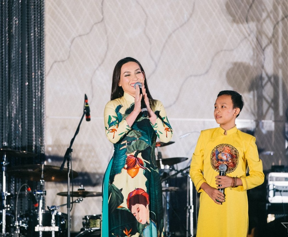Trước khi ra riêng, cuộc sống của Hồ Văn Cường bên mẹ Phi Nhung ra sao? - 5 Trước khi ra riêng, cuộc sống của Hồ Văn Cường bên mẹ Phi Nhung ra sao? - 5
