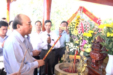 Thủ tướng Nguyễn Xuân Phúc dâng hương các anh hùng liệt sỹ tại Quảng Nam