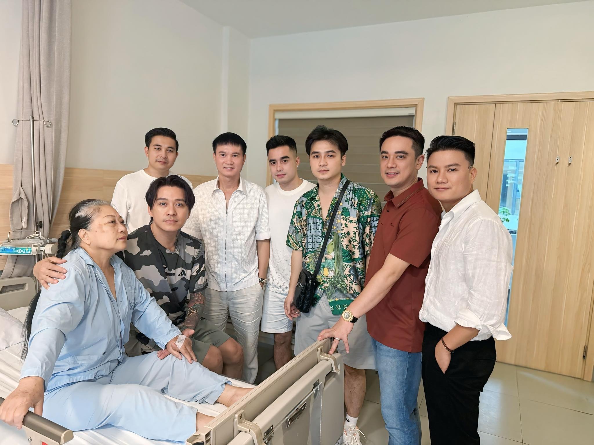 Vì sao ca sĩ Tuấn Hưng bất ngờ xuống tóc? - 2