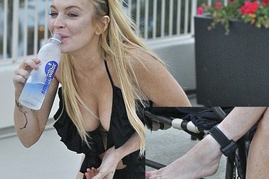 Lindsay Lohan diện bikini khoe “vòng”