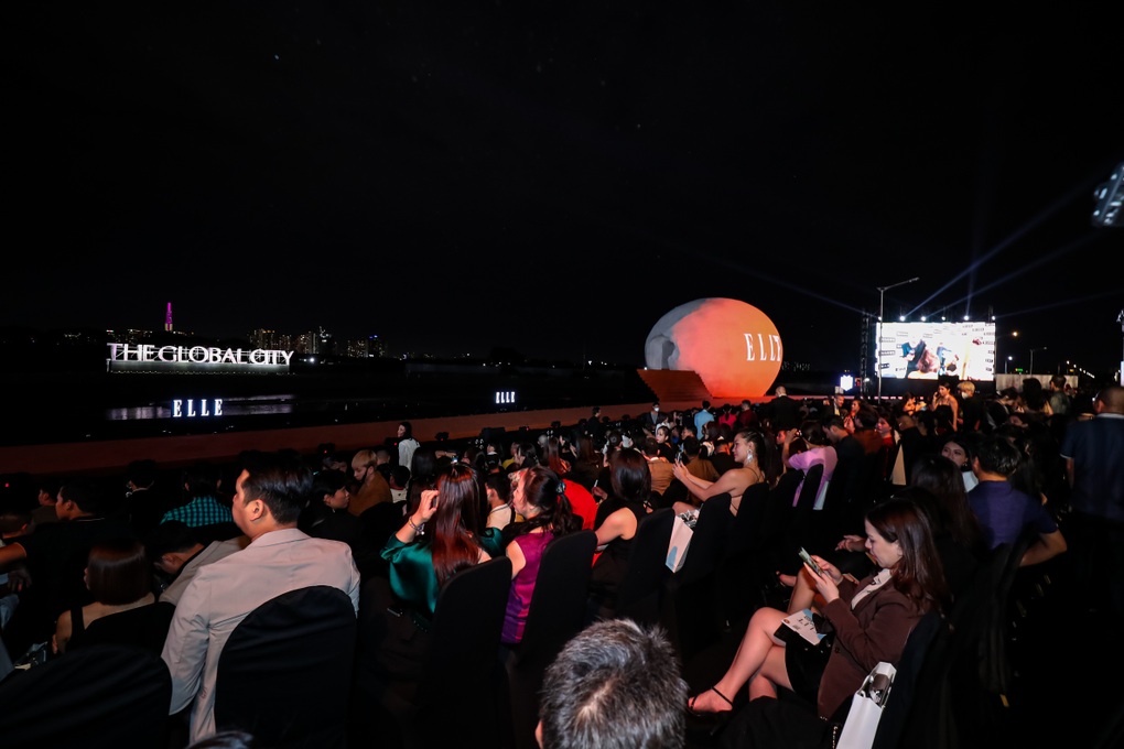 Sàn diễn đặc biệt tạo nên thành công của ELLE Fashion Show 2022 - 1
