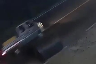 2 cuộn thép trên xe tải lăn tự do ra đường